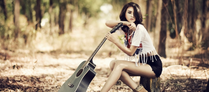 Das Pretty Brunette Model With Guitar At Meadow Wallpaper 720x320