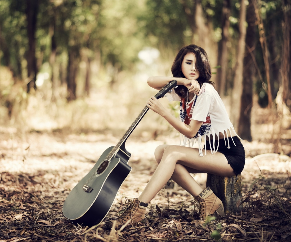 Das Pretty Brunette Model With Guitar At Meadow Wallpaper 960x800