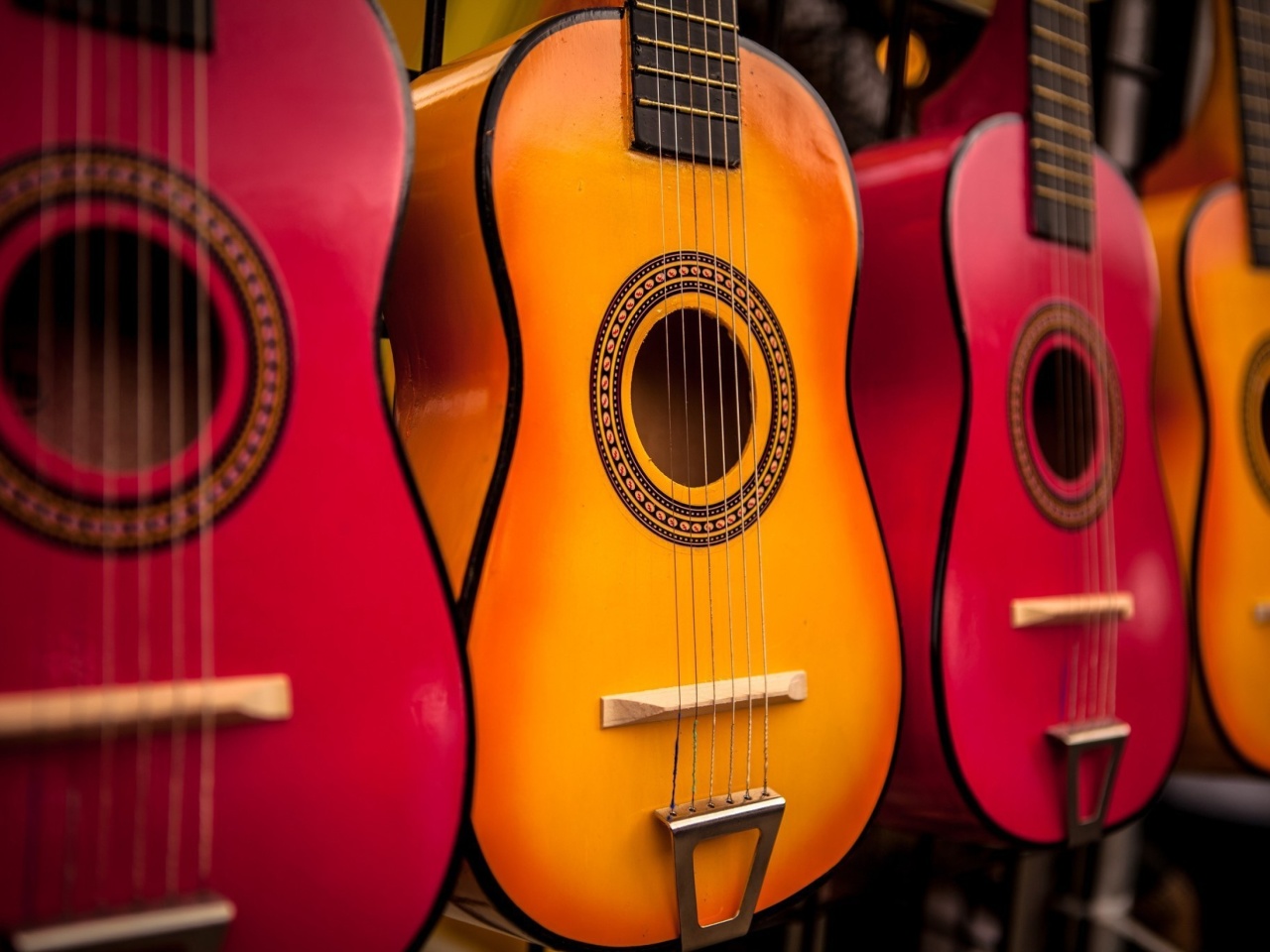 Fondo de pantalla Multi Colored Guitars 1280x960