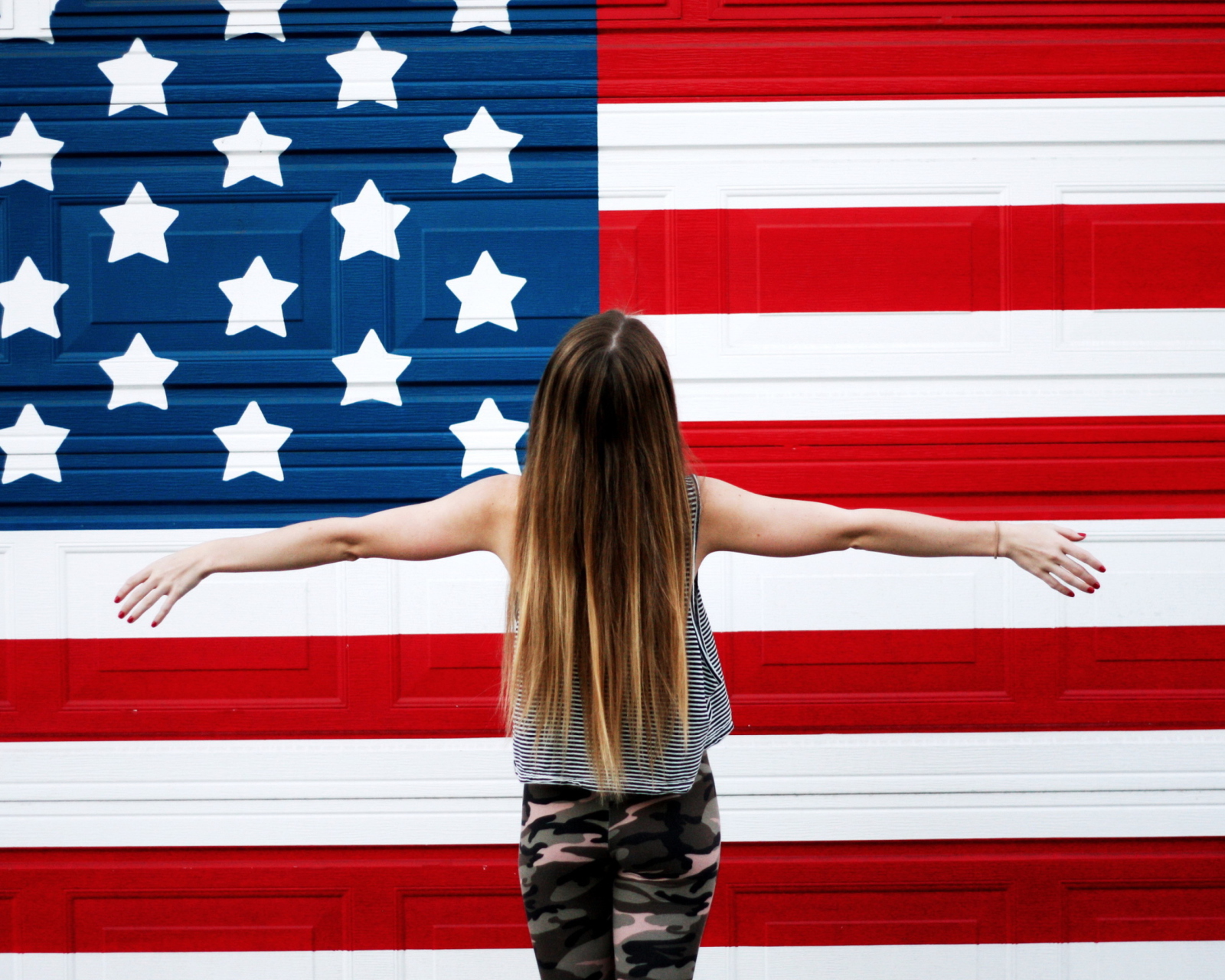 Sfondi American Girl In Front Of USA Flag 1600x1280