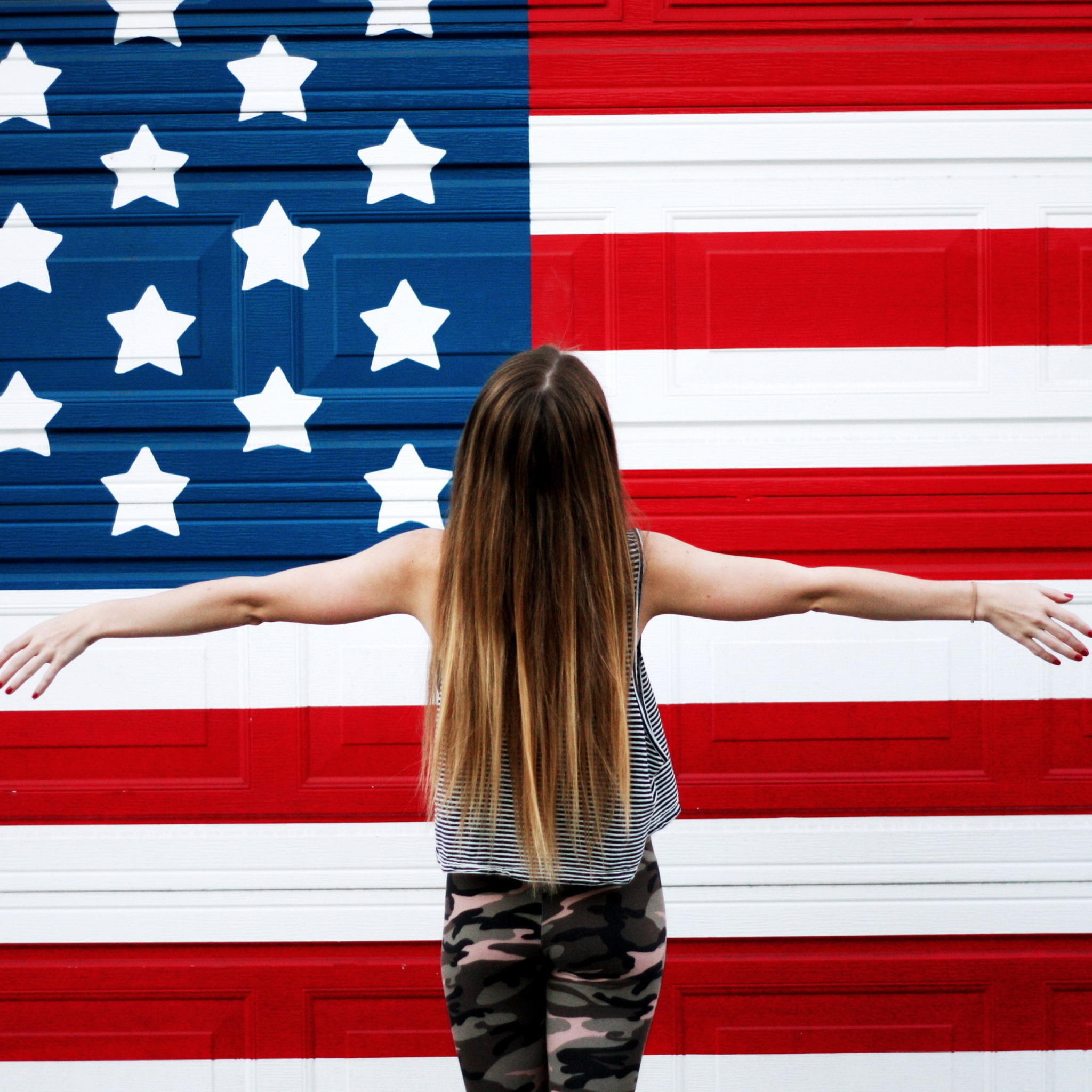 Screenshot №1 pro téma American Girl In Front Of USA Flag 2048x2048