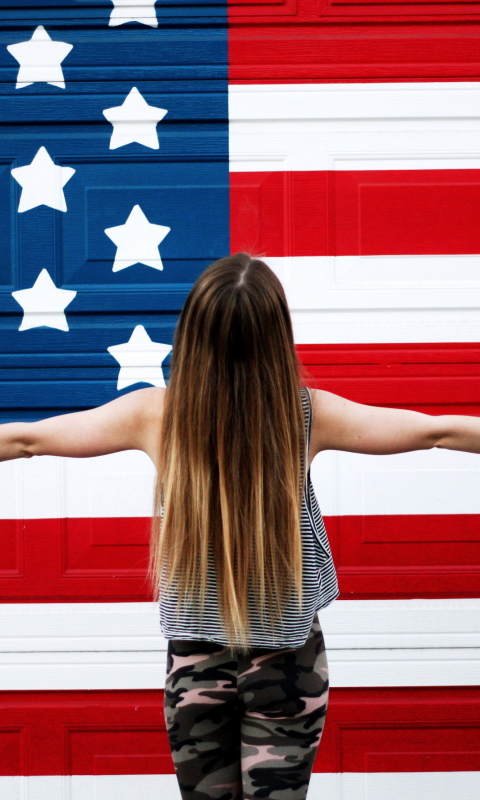 Обои American Girl In Front Of USA Flag 480x800