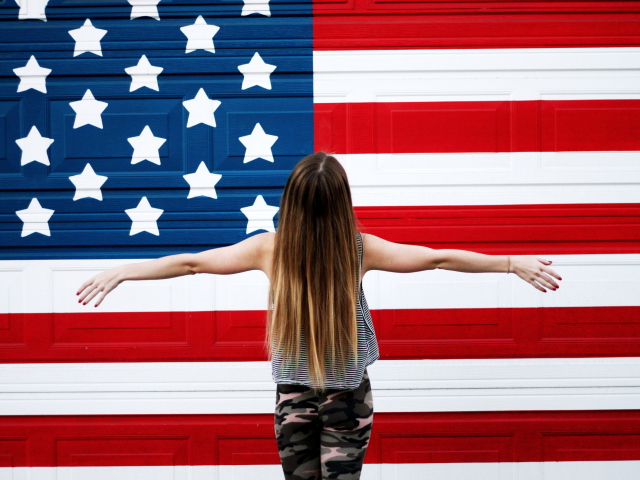 Das American Girl In Front Of USA Flag Wallpaper 640x480