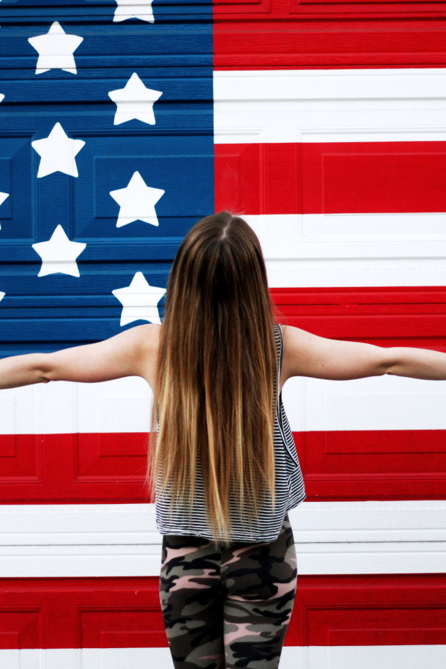 Das American Girl In Front Of USA Flag Wallpaper 640x960