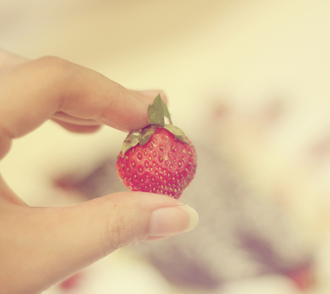 Das Strawberry In Her Hand Wallpaper 1080x960