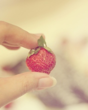 Das Strawberry In Her Hand Wallpaper 176x220