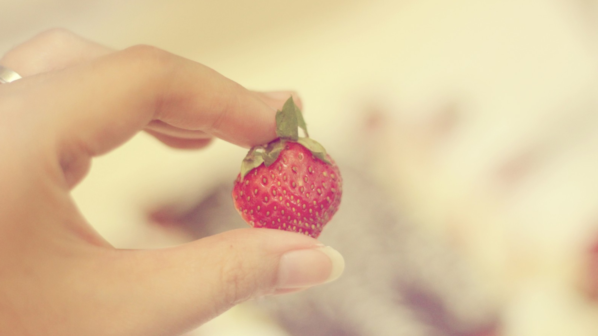 Das Strawberry In Her Hand Wallpaper 1920x1080