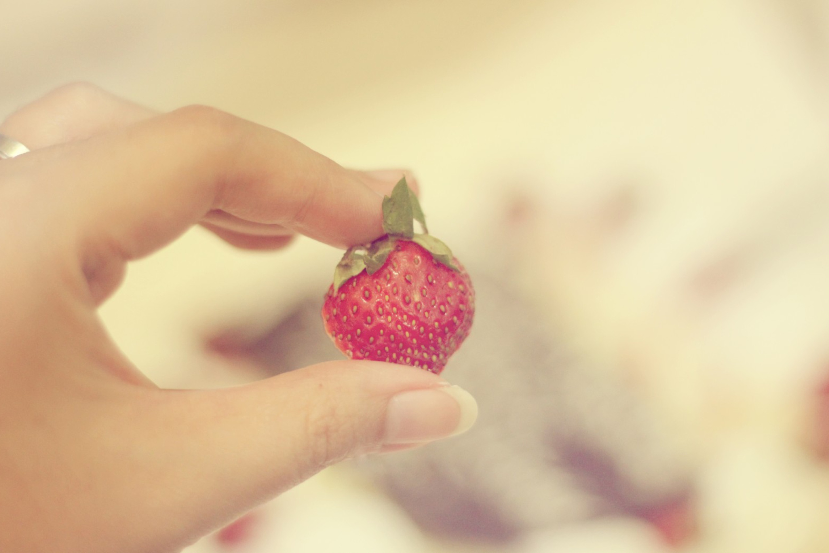 Das Strawberry In Her Hand Wallpaper 2880x1920