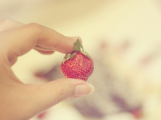 Das Strawberry In Her Hand Wallpaper 320x240