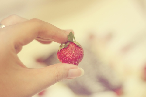Das Strawberry In Her Hand Wallpaper 480x320