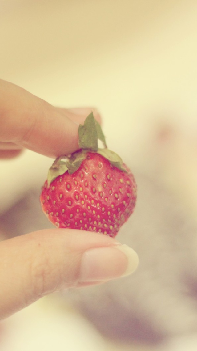 Fondo de pantalla Strawberry In Her Hand 640x1136