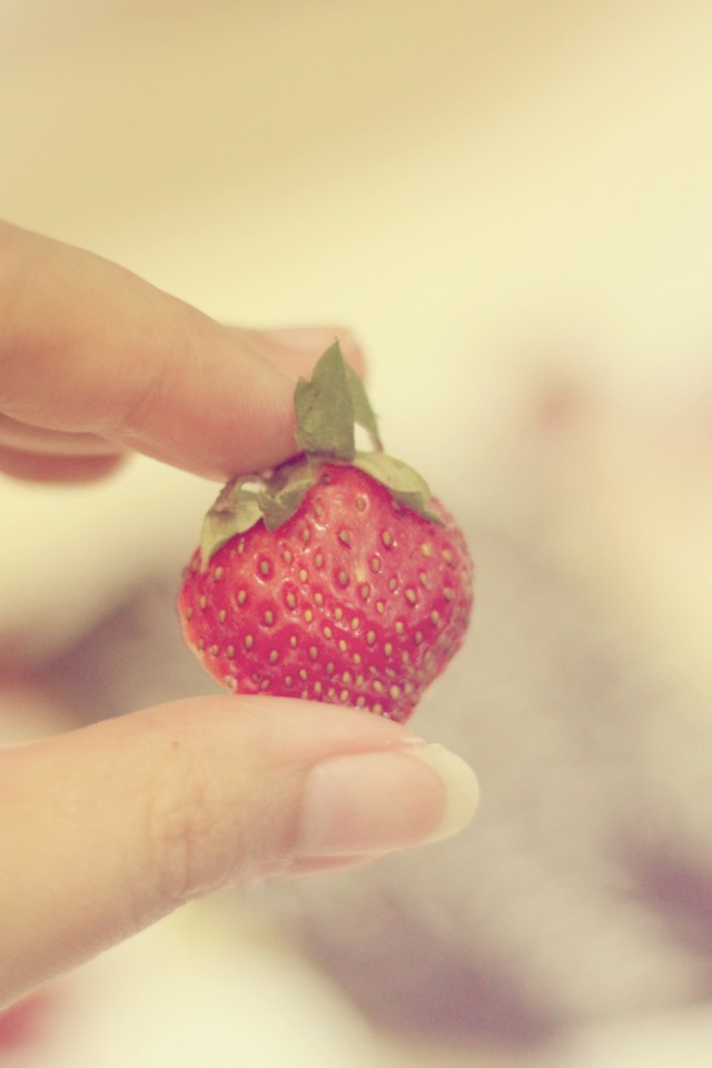 Fondo de pantalla Strawberry In Her Hand 640x960