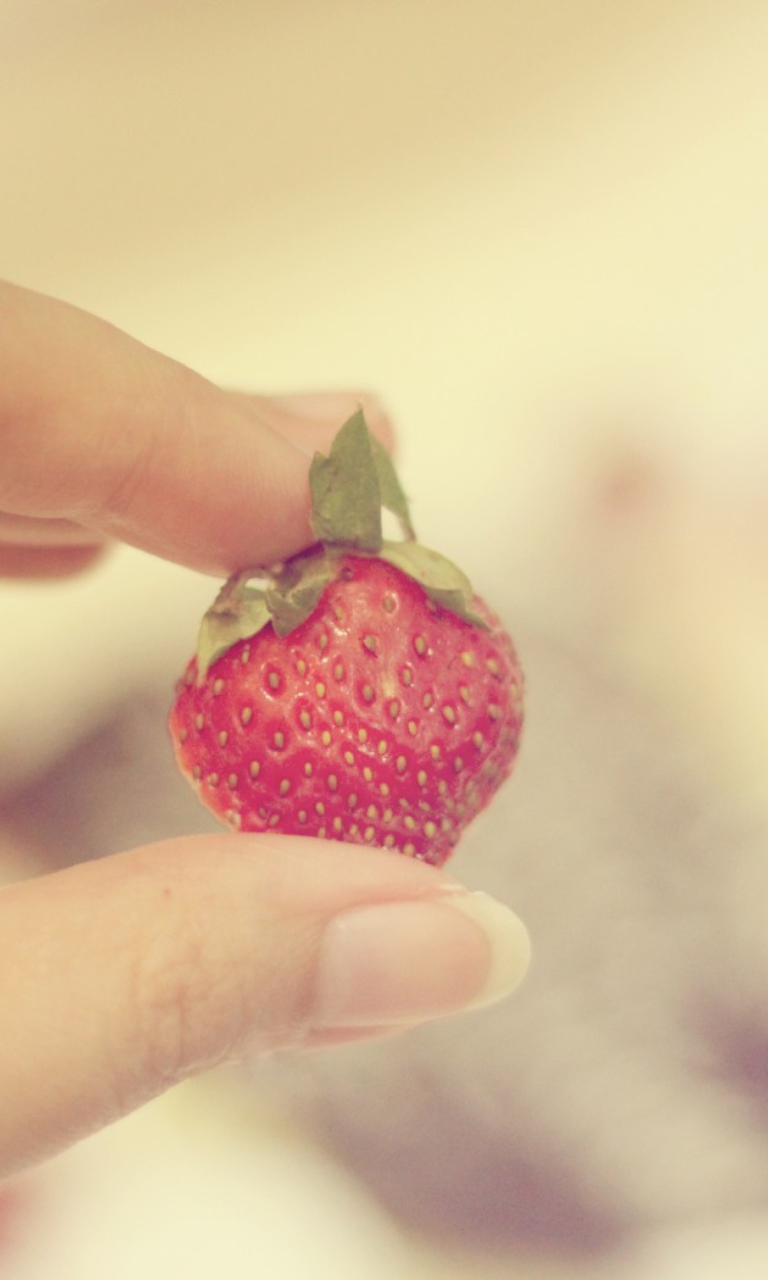 Das Strawberry In Her Hand Wallpaper 768x1280