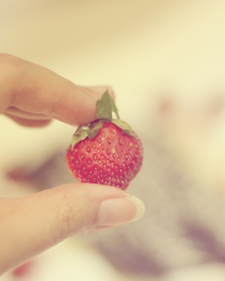 Strawberry In Her Hand - Fondos de pantalla gratis para 640x960