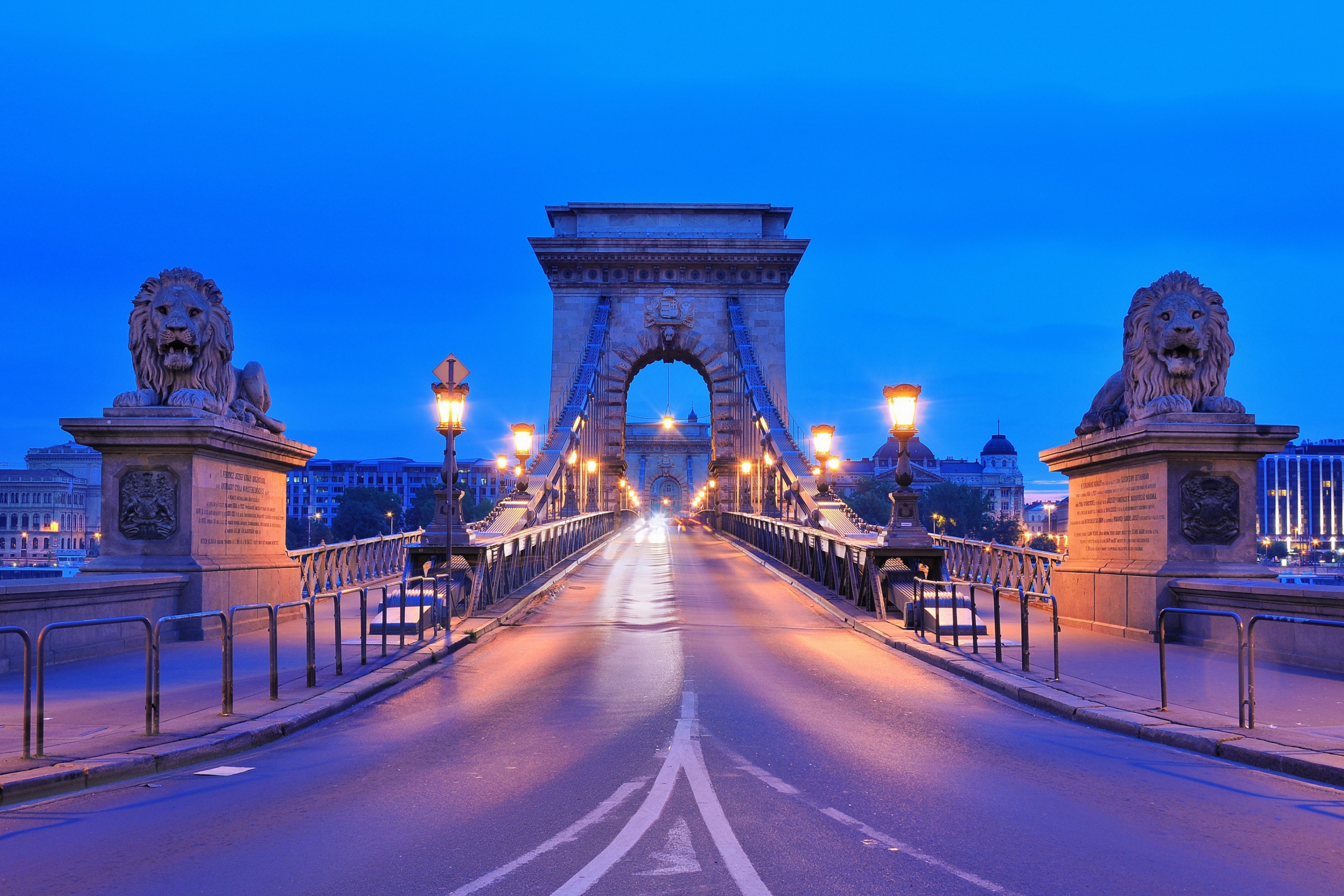 Budapest - Chain Bridge wallpaper 2880x1920