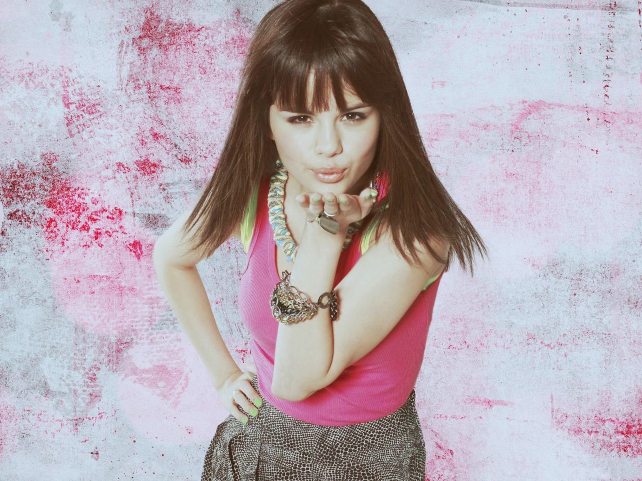 Selena Gomez Kiss wallpaper 1280x960