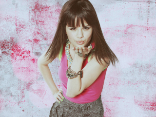 Das Selena Gomez Kiss Wallpaper 320x240
