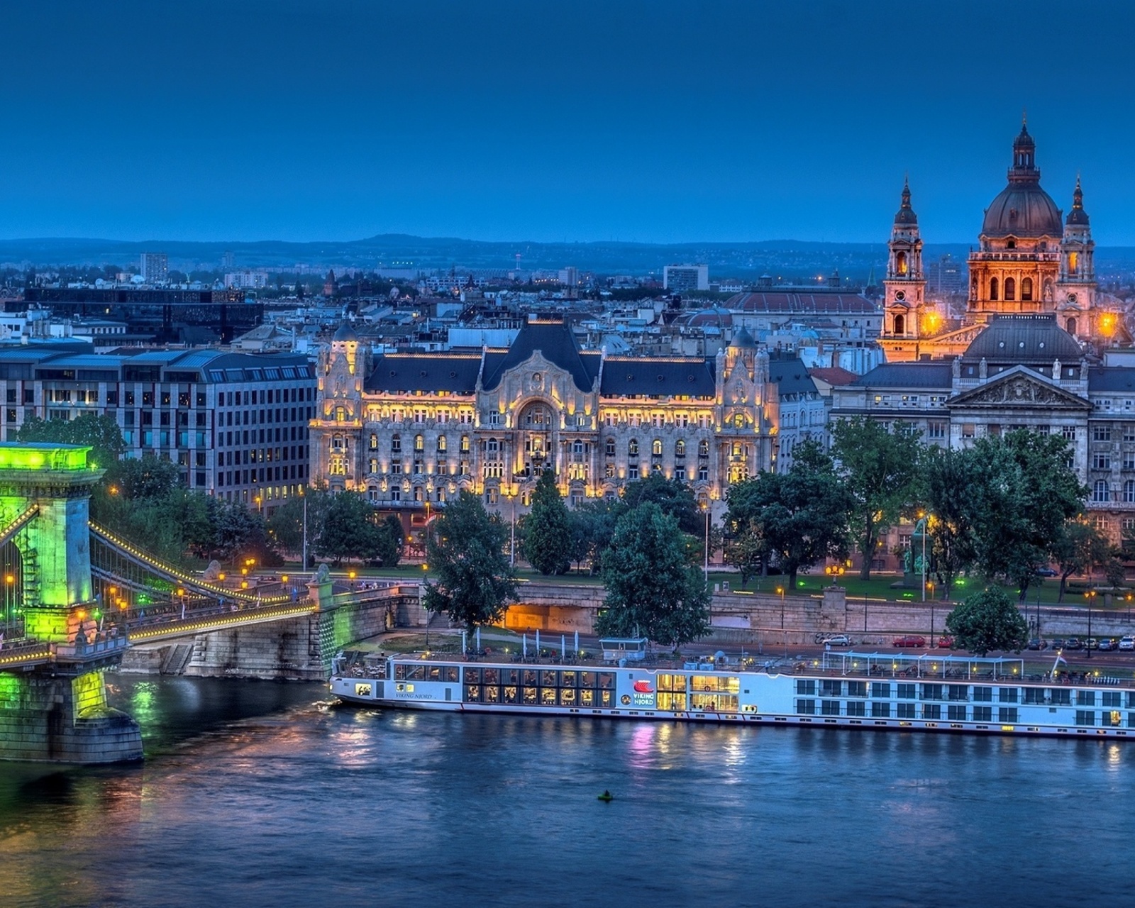 Budapest St Stephens Basilica and Danube Chain Bridge screenshot #1 1600x1280