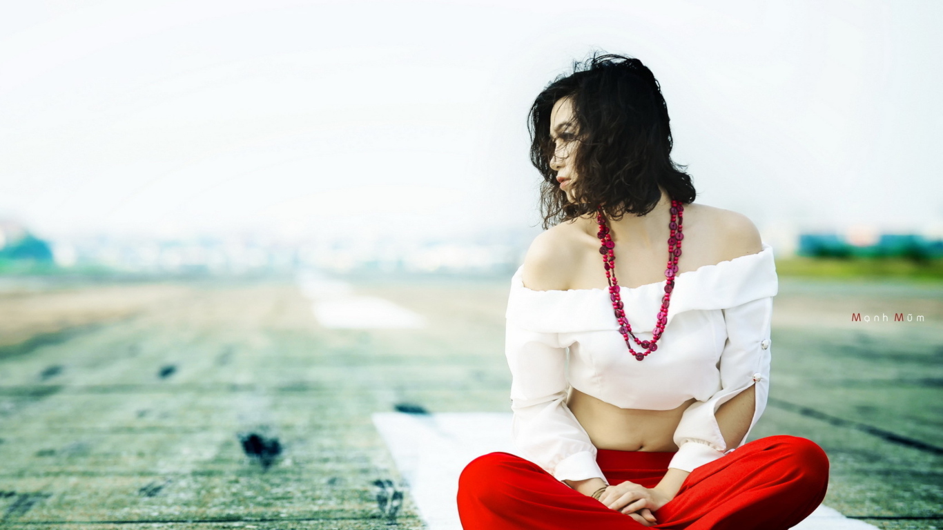 Sfondi Brunette Wearing Coral Beads 1366x768