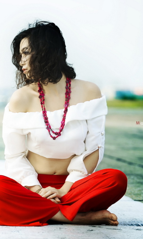 Обои Brunette Wearing Coral Beads 480x800