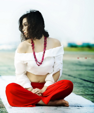 Brunette Wearing Coral Beads - Obrázkek zdarma pro 750x1334