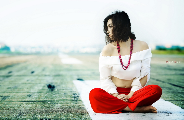 Sfondi Brunette Wearing Coral Beads