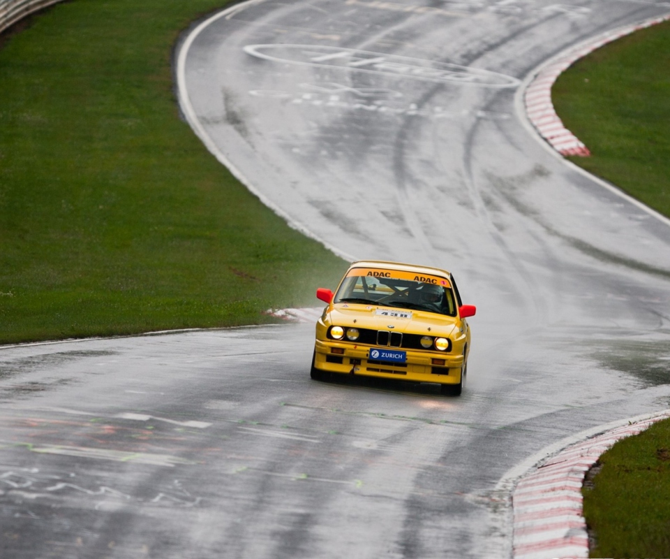 Old Bmw On Speedway screenshot #1 960x800