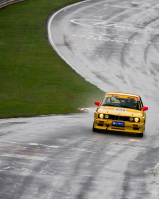 Old Bmw On Speedway - Obrázkek zdarma pro 240x400