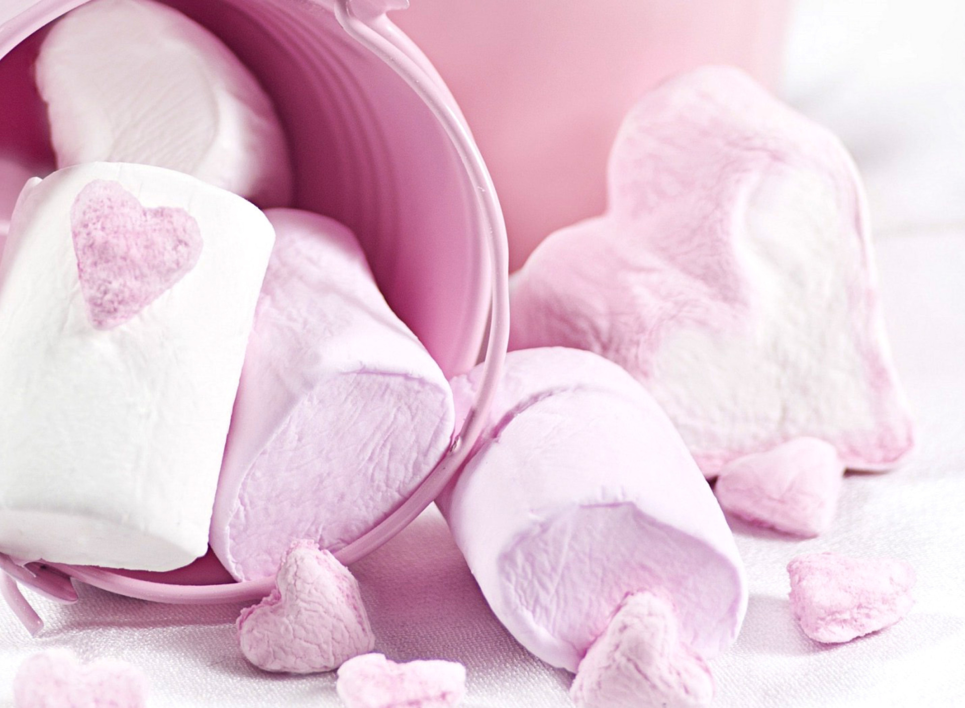 Обои Pink Strawberry Marshmallows 1920x1408