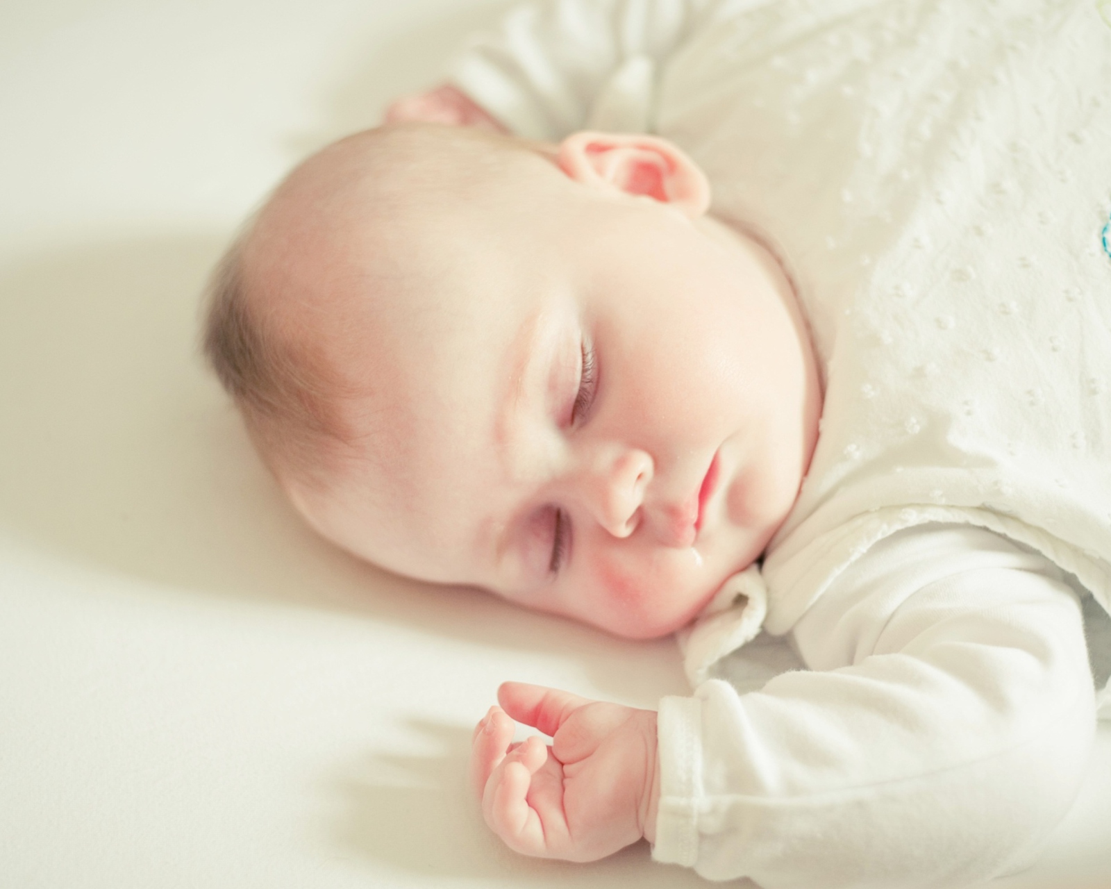 Das Cute Sleeping Baby Wallpaper 1600x1280