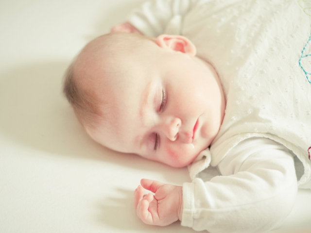 Das Cute Sleeping Baby Wallpaper 640x480