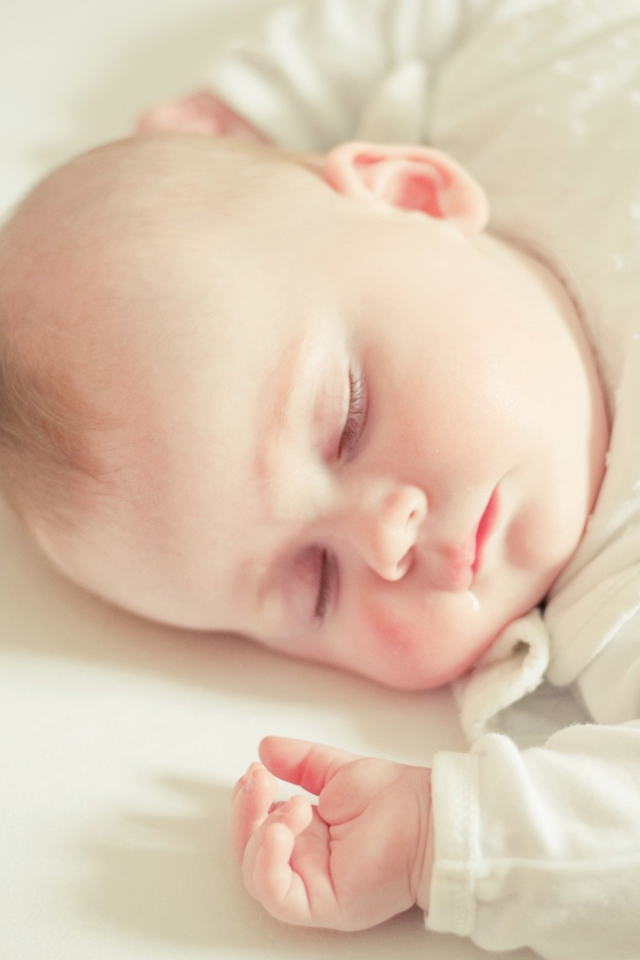 Das Cute Sleeping Baby Wallpaper 640x960