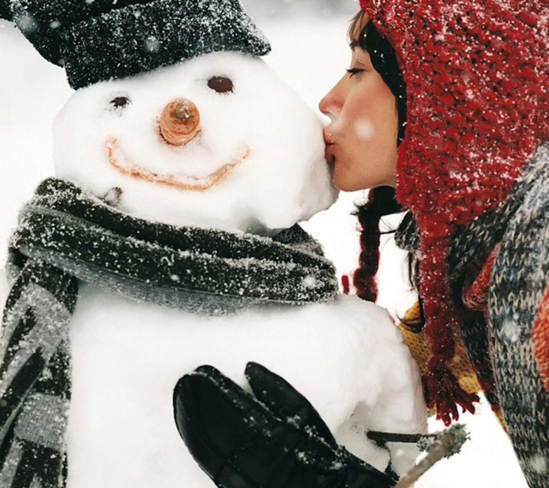 Обои Girl Kissing The Snowman 1080x960