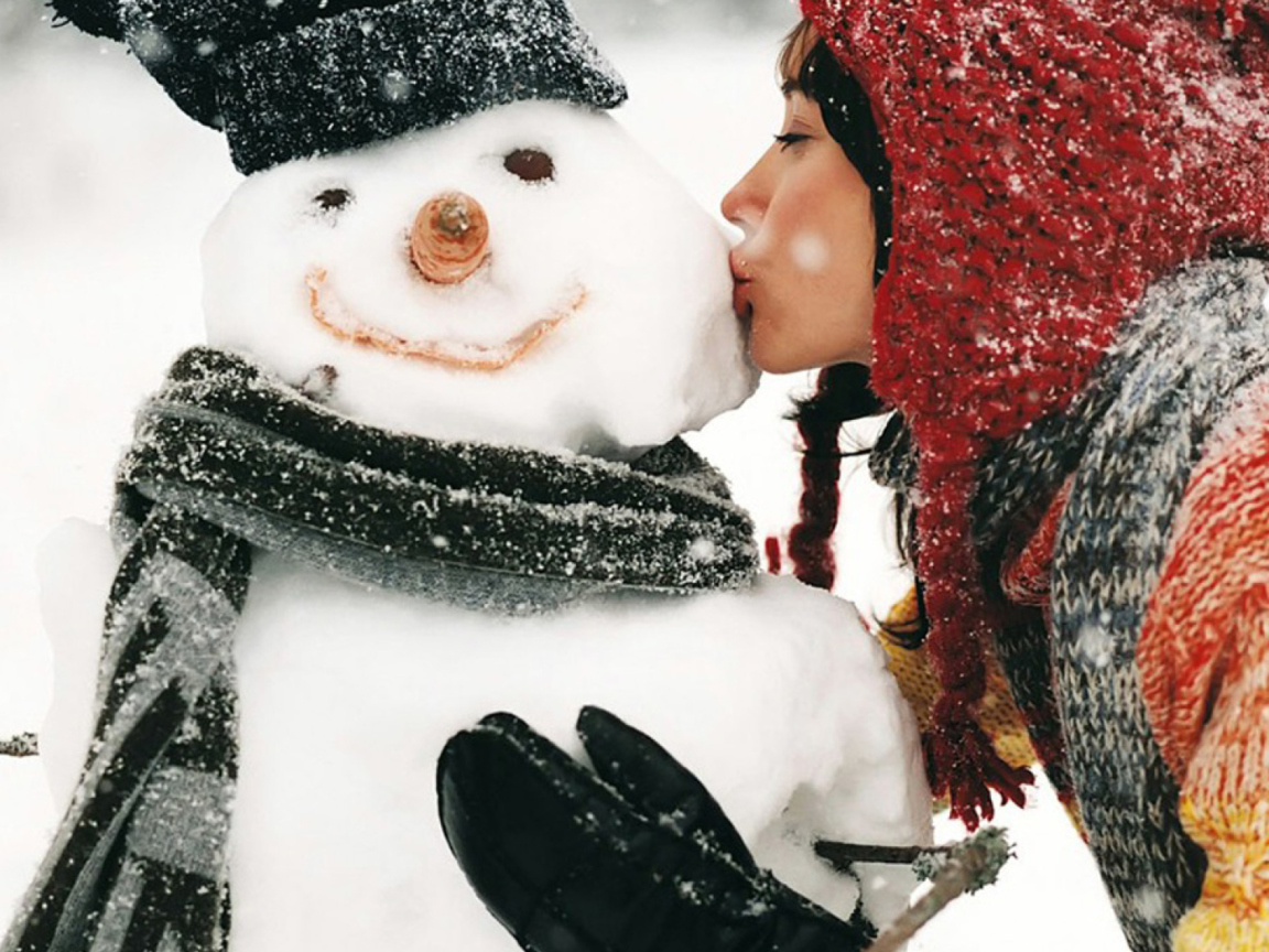 Das Girl Kissing The Snowman Wallpaper 1152x864