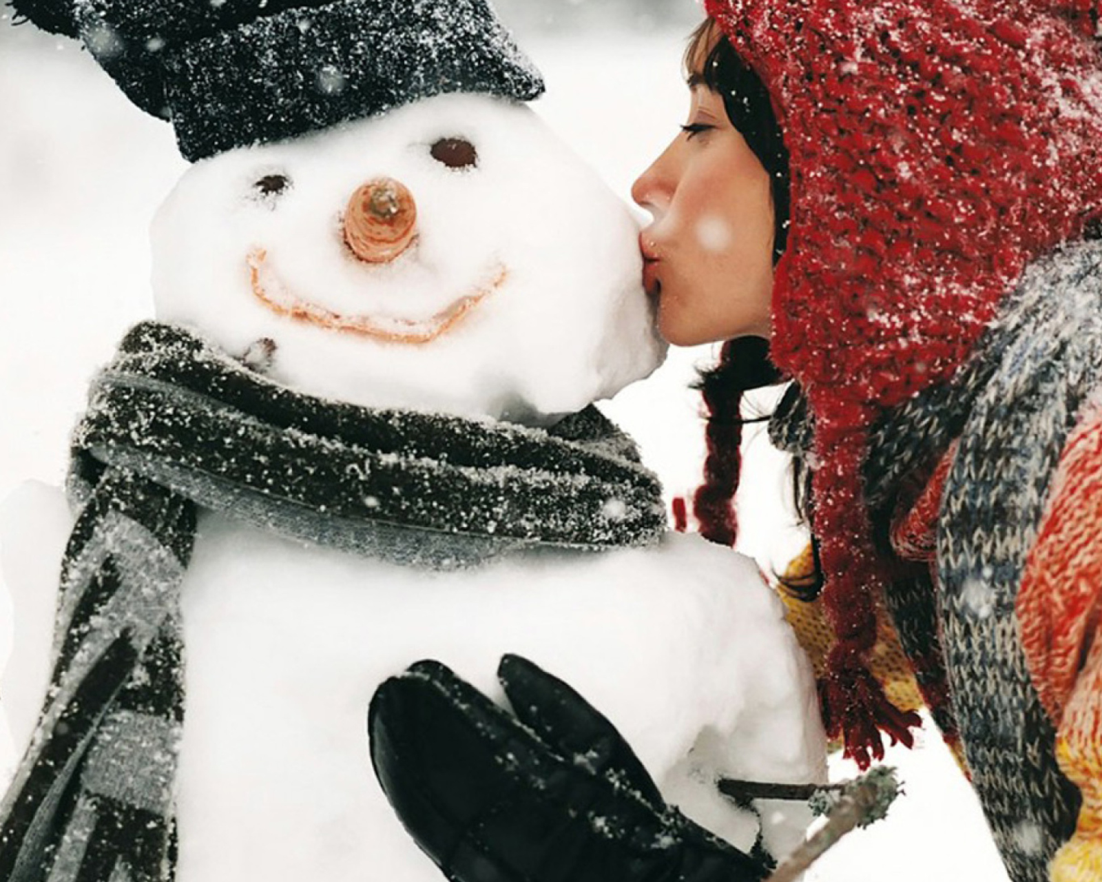 Обои Girl Kissing The Snowman 1600x1280