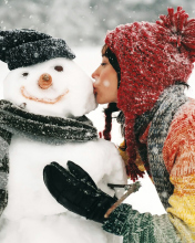 Обои Girl Kissing The Snowman 176x220