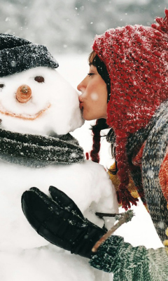 Sfondi Girl Kissing The Snowman 240x400