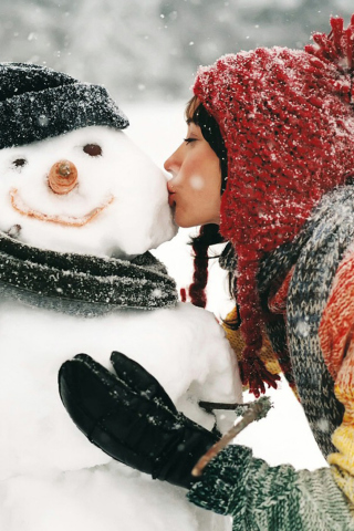 Fondo de pantalla Girl Kissing The Snowman 320x480