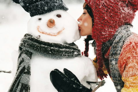 Fondo de pantalla Girl Kissing The Snowman 480x320