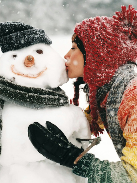 Das Girl Kissing The Snowman Wallpaper 480x640