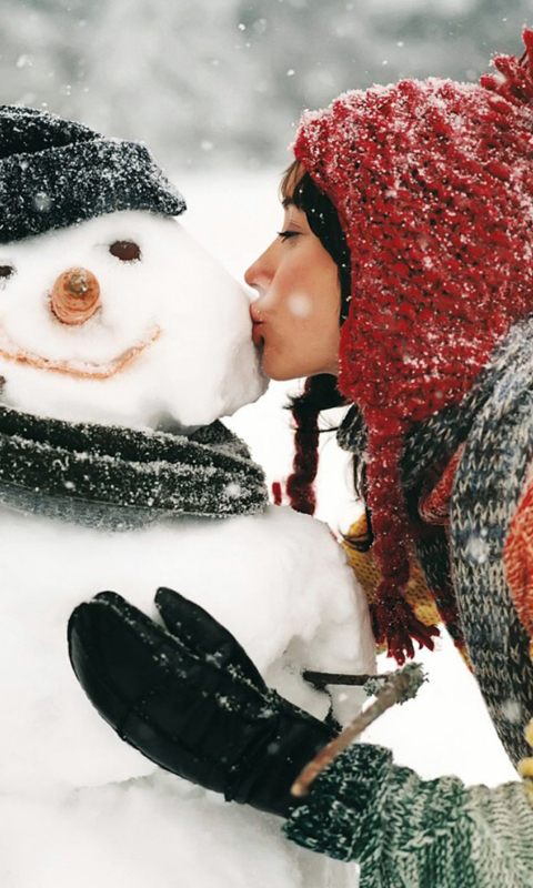 Das Girl Kissing The Snowman Wallpaper 480x800