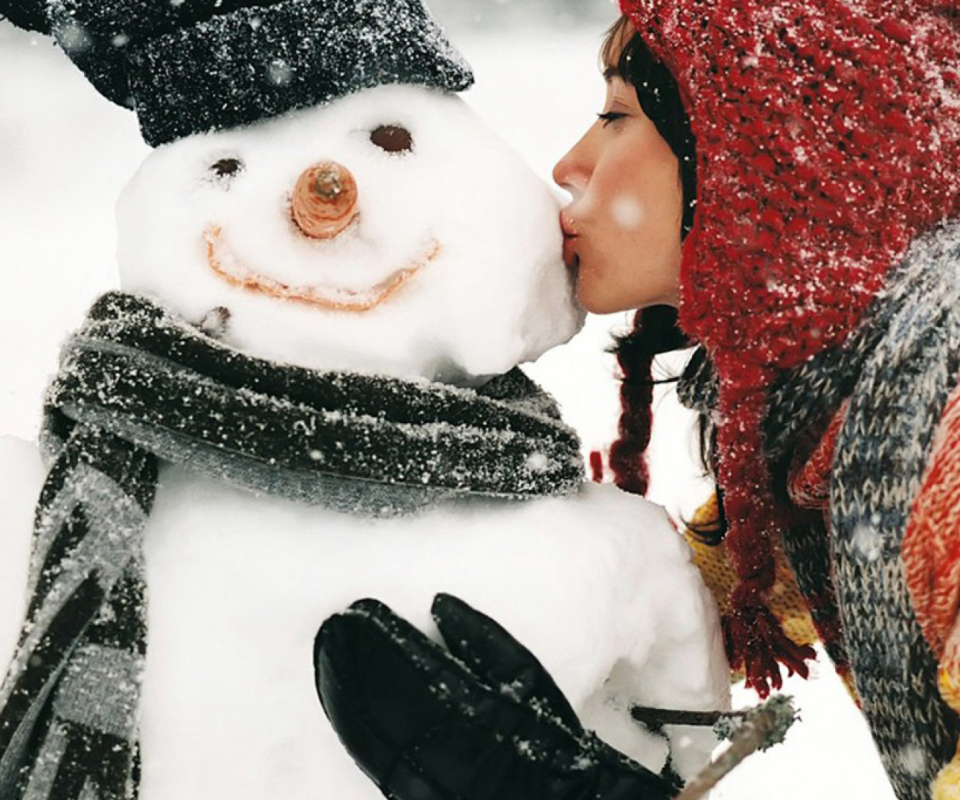 Обои Girl Kissing The Snowman 960x800