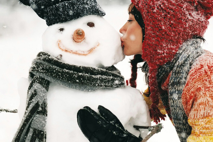 Das Girl Kissing The Snowman Wallpaper