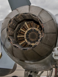 Das Military Fighter Engines Wallpaper 240x320