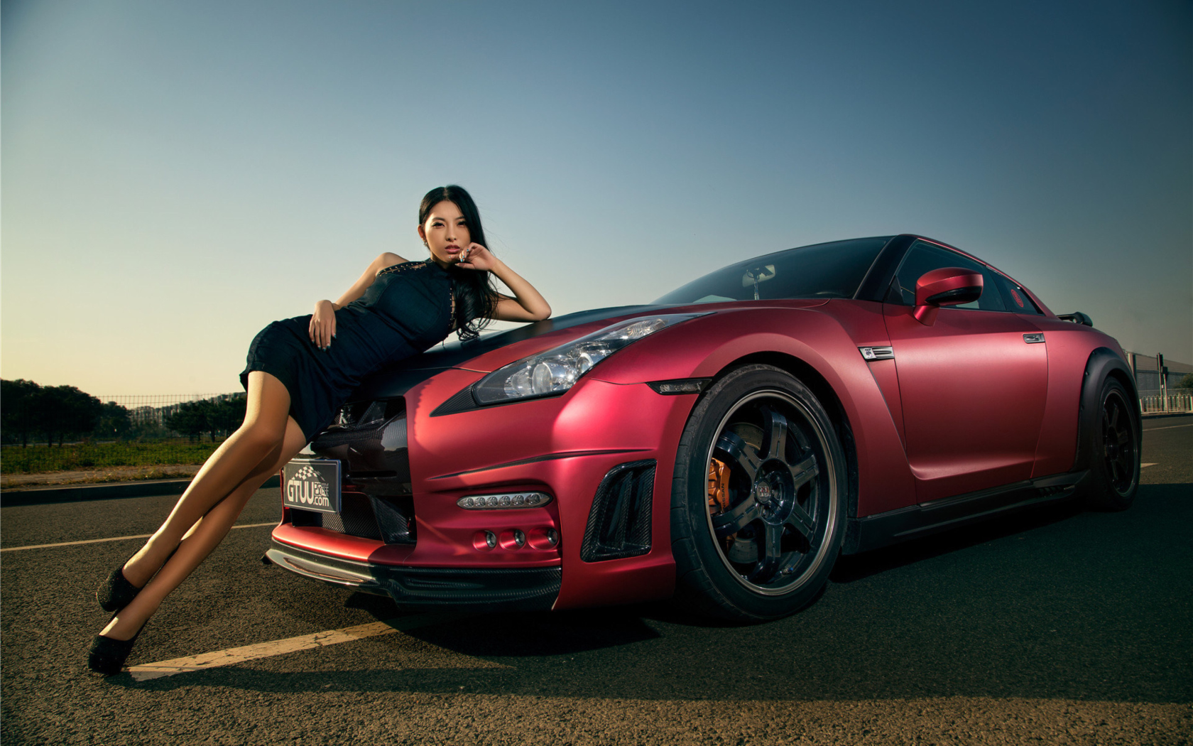 Fondo de pantalla Nissan GT-R Korean Model Girl 1680x1050