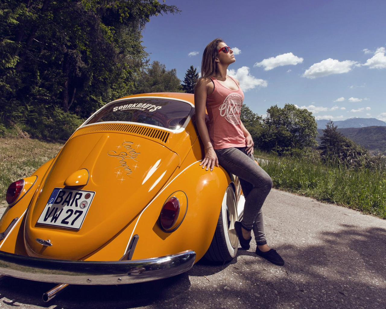 Обои Girl with Volkswagen Beetle 1280x1024