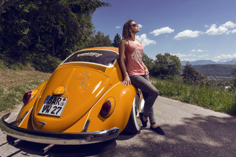 Fondo de pantalla Girl with Volkswagen Beetle 480x320