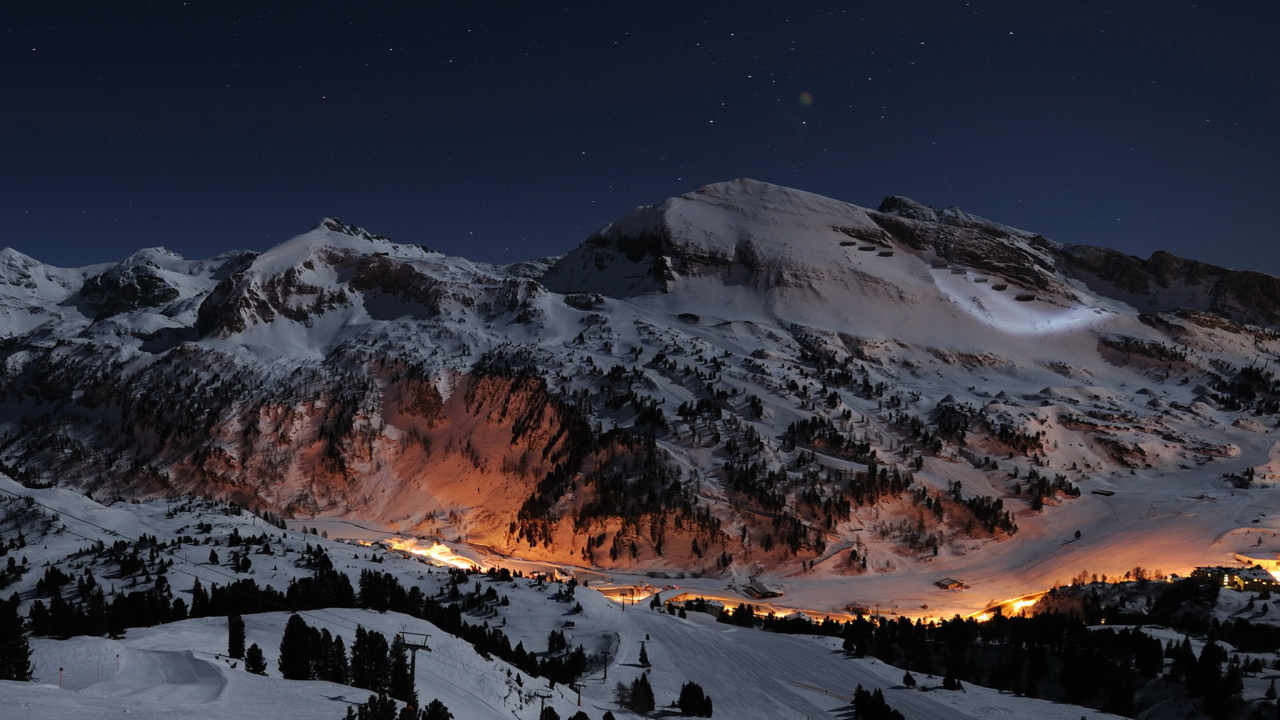 Fondo de pantalla Snowy Mountains Sky Resort 1280x720