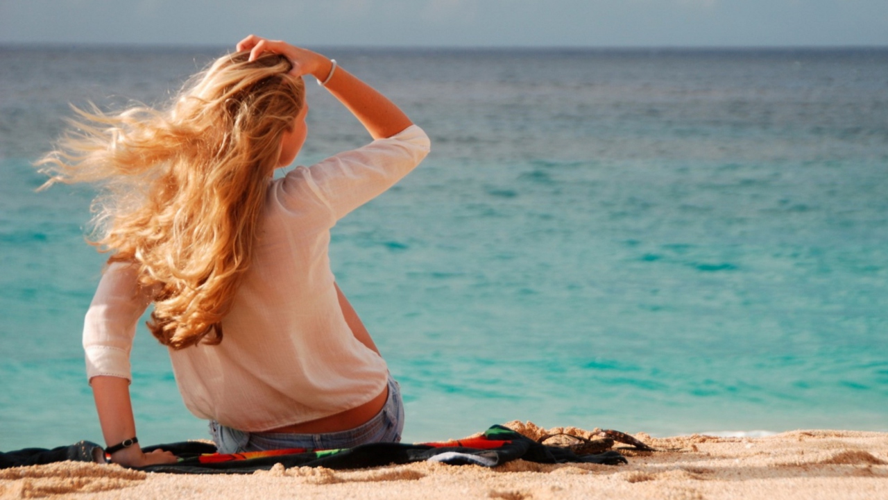 Обои Blonde Girl At Beach 1280x720