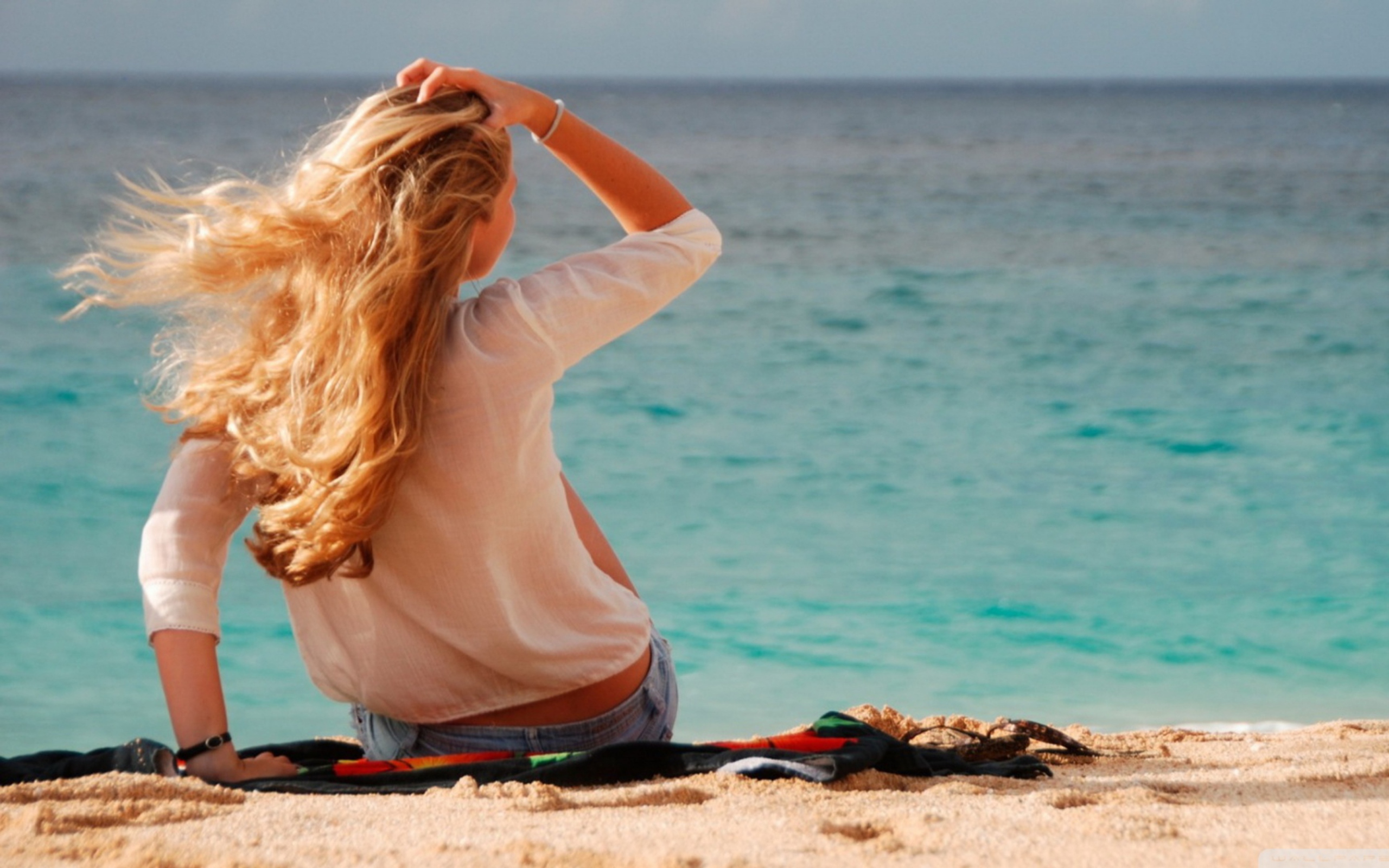 Картинки девушка со. Девушка-море. Блондинка возле моря. Волосы летом. Блондинка на море.